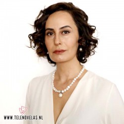 Senan Kara da vida a Nermin, la madre adoptiva de Zeynep.